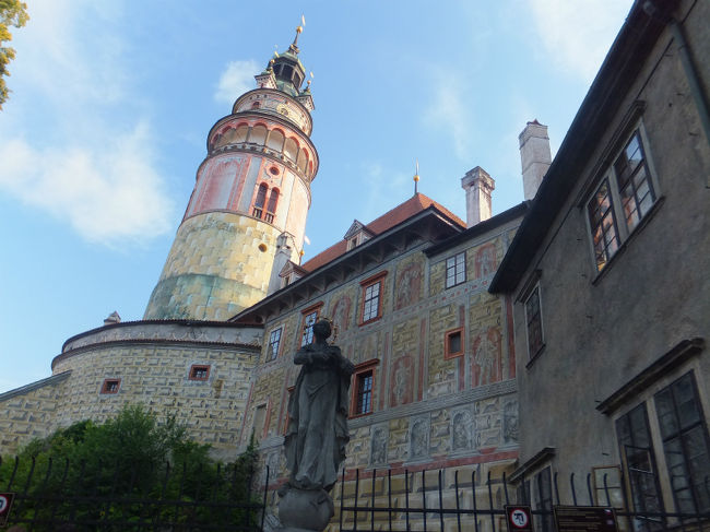 ★チェスキークルムロフ城★<br />★フラデーク（城の塔）★<br />ベルグフリード塔と呼ばれる<br />城壁の柄は絵で描かれたものというのだから驚き。<br />大半はフレスコ画で描かれている<br />\(゜ロ\)(／ロ゜)／<br /><br />こちらのお城には熊が守り神として飼われているので<br />楽しみにしてたはずなのです・・・<br />で、この堀を覗くといたはずなんですね。<br />熊。<br />なぜか見そびれてしまいました(T_T)