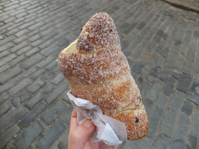チェコの伝統的おやつ、<br />Trdelnik（トゥルデルニーク）☆☆☆<br /><br />原料は小麦粉で筒状のパイプに巻いて焼いたものに、<br />ナッツやシナモン、粉砂糖がかけられています。<br />