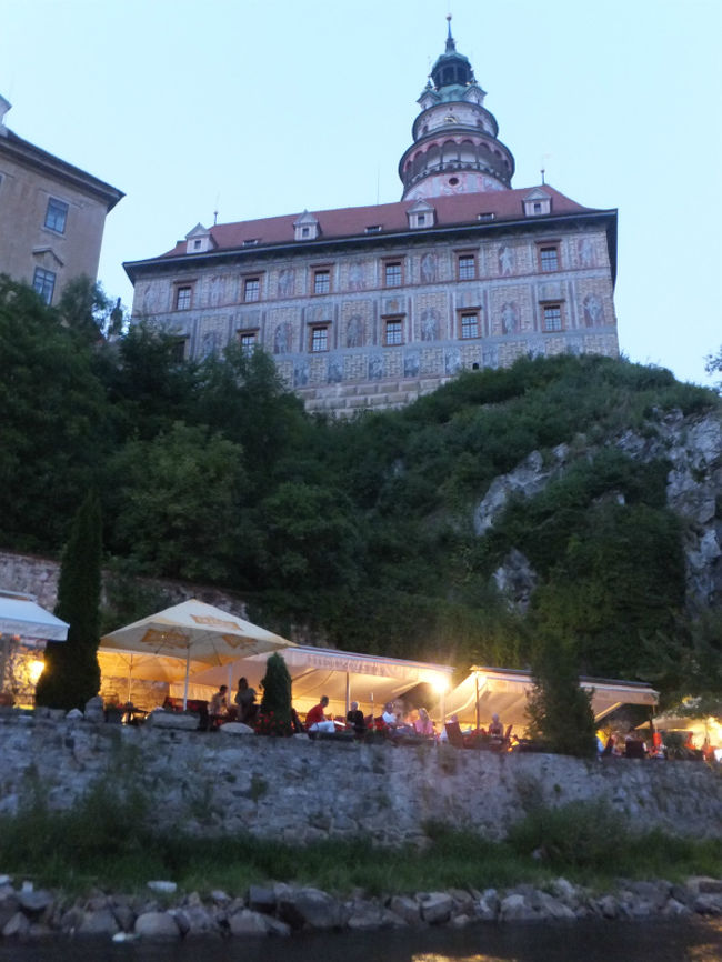 生演奏の歌が聞こえて楽しそう。<br /><br />はやくビール飲みたい＆ごはんが食べたいよー<br />