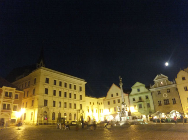 22：15<br />夜の★スヴォルノスティ広場★<br /><br />雰囲気、素敵〜☆<br />でも、腹ぺこだよ〜〜〜ι(｀ロ´)ノ