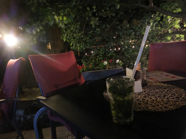 22：30<br />ホテルに戻る途中にダメ元で入ったお店で<br />お酒だけならいいよと、言ってくれた。<br />もう、お酒だけでもいい...<br /><br />そんな中、やっとオーダーできた<br />モヒートちゃん・・・(涙)