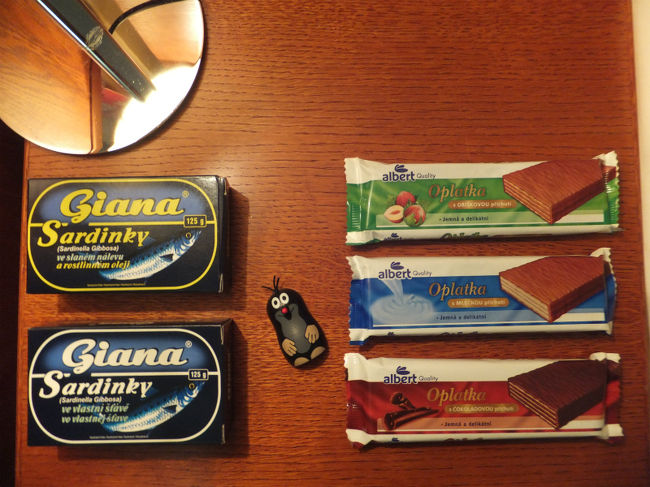 ここで、プラハで買ったものを。<br /><br />・オイルサーディン<br />文字が読めないので直感で選んだ黄色の缶が<br />オイルサーディンで大当たり☆<br /><br />・クルテクのマグネット<br />プラハのお土産屋で買ったけど、<br />チェスキー・クルムロフで同じものがもっと<br />安く売ってたー(T-T)<br /><br />・ウエハース3種類<br />ガイドさんオススメブランドではなく、<br />スーパーブランドのウエハースを買ってしまった…<br />美味しかったからいいけどね。