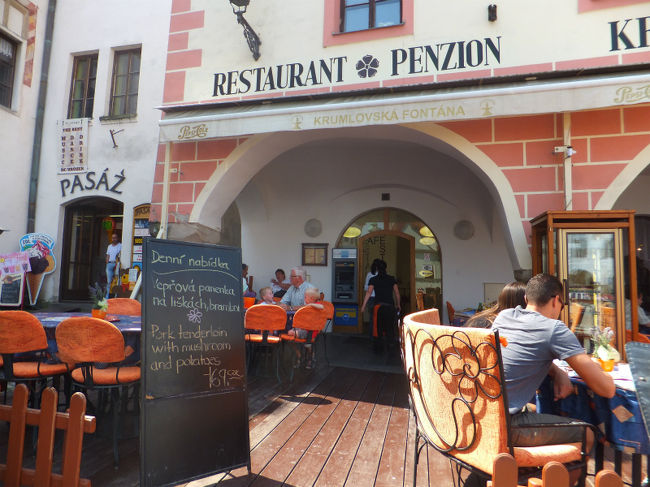 11：25<br />ランチはツアーに含まれていたのでツアーのみなさんと<br />スヴォルノスティ広場にあるこちらのお店でいただきました。<br /><br />★Krumlovska Fontana★<br />http://www.tripadvisor.jp/Restaurant_Review-g274688-d1527868-Reviews-Krumlovska_Fontana-Cesky_Krumlov_South_Bohemian_Region_Bohemia.html