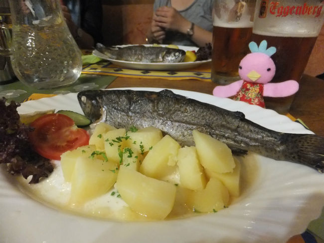 ★プストラー・ナ・マスル（鱒のバターロースト）★<br />こちらもチェコ料理。<br />マス！！！リアルだわ〜！！<br />目があうと、ごめんねぇ〜って気持ちになる<br /><br />付け合わせのじゃがいもが多いよー。<br /><br />