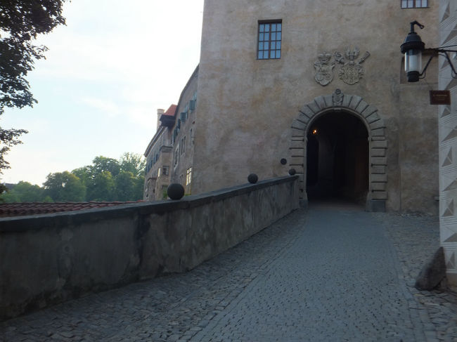 城内へは決まった時間の申込みをしないと入れないそうです。<br />残念。<br />