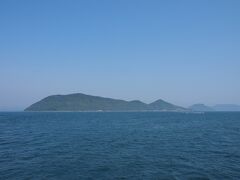 港内を出てしばらくすると、もう目の前に女木島が見えてきます。
何せ高松市街からは４キロしか離れていませんので…。