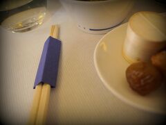 日本人なら当たり前なのかもしれませんが...この割り箸の青い三角！

なにこれ！？

興味が尽きません...。