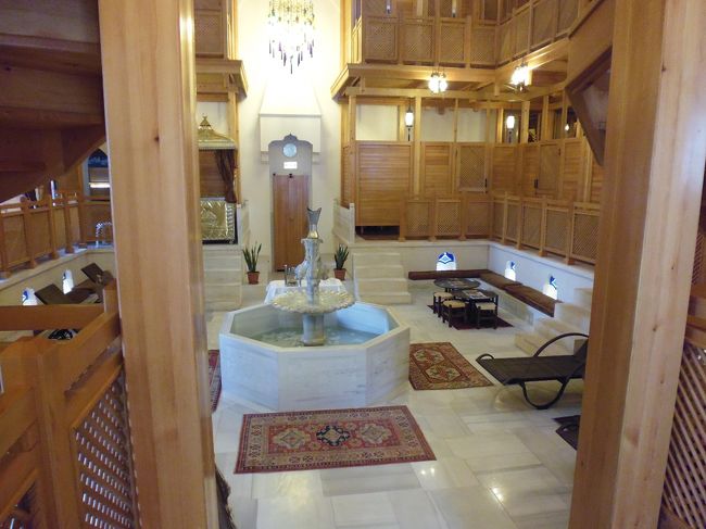 ホテルの目の前にあるハマム（ヒュレム・スルタン・ハマム）へ予約に。入り口開けたらいきなりこの風景。ここで湯上がり後にタオル巻いてくつろぐ男性が７〜８人いた。女の人が予約に来てたがそこから丸見え。女の人は反対側の入り口から入る（予約はこちら側だけど）。<br />　私は朝の９時開始。客は私一人。ロッカー（暗証番号付き）で着替えて奥の風呂場へ。まずは何度もお湯をかけられ、すわったままで垢擦り。わりと簡単に。さらに横たわって大量の泡をかけてマッサージ。こりゃ、気持ちええわ。そのあとシャンプーして、先ほどの部屋へ。１０分休んでから３階でオイルマッサージ。日本と大差無し。最後に出口で垢擦り兄ちゃんのお見送り（英語はしゃべれるが、日本語は片言のみ）。１０TLのチップ渡しておしまい。９０ユーロ。