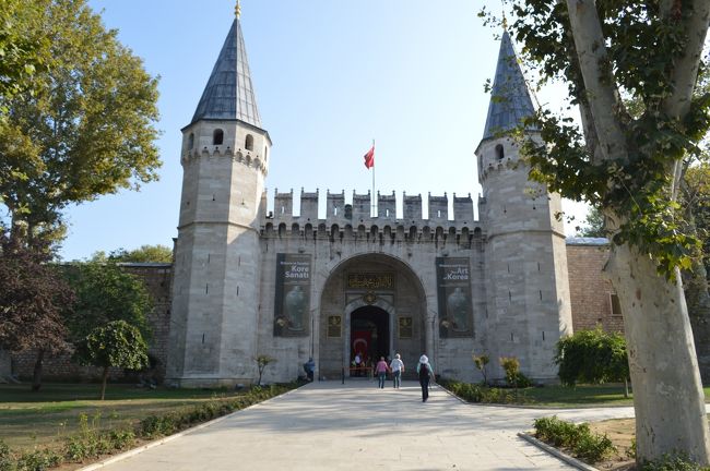 トプカプ宮殿入り口。ハーレムが有名。朝一番に行くと、ガラガラでゆっくり見れた。近くには地下宮殿もある。魚が泳いでいてびっくり。観光名所は簡単にスルーして、お役立ち情報を。