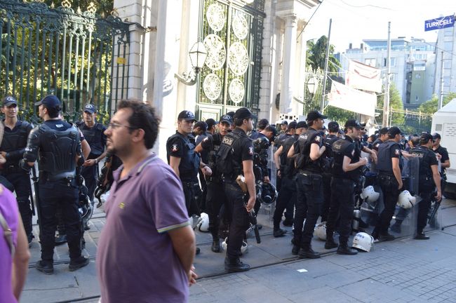 ご存知、デモ警備。やはりわりとゆるくて、道尋ねたら丁寧に教えてくれた。