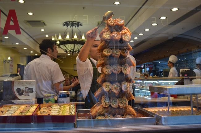 屋台じゃないけど、こんな店があちこちに。上から蜂蜜をかけている。甘そ〜。実際どれも甘かった。