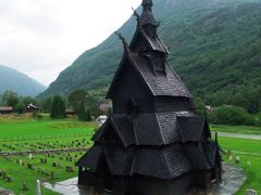 そんなこんなで、ラールダールで1時間半ほど情報収集をした後、E16を通り、今日の目的地のBorgund Stavkyrkje（ボルグン・スターヴ教会）に向かう。

スターヴ教会は、釘やねじを使わず、支柱や厚板など2000以上の木製パーツを組み合わせて作るノルウェー独特の建築方式で作られた教会で、この日訪れたボルグン・スターヴ教会は、龍頭の付いた小塔と鱗の様なこけら板で覆われた漆黒の屋根が特徴的な教会。

そして、このボルグン・スターヴ教会は、見る角度によりイメージが全然変わってくる。

この写真は正面から見たもの。
全体に角ばっていて、男性的なイメージが強い。


また、この教会には別名がある。その名は黒教会。

教会は全て木材で作られているため水分に弱い。
だから、使用する木材の表面にはタールが浸み込ませてあり、腐りにくくしてある。

タールを塗りこまれ、雨の中でも艶やかにその存在感を放つ漆黒の教会、恰好いいぞ!