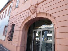 州立博物館の入口。
この顔は魔除け？