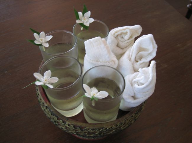 見た目は素敵だが微妙な味のウェルカムドリンクを<br />いただきながらチェックインを待つ。