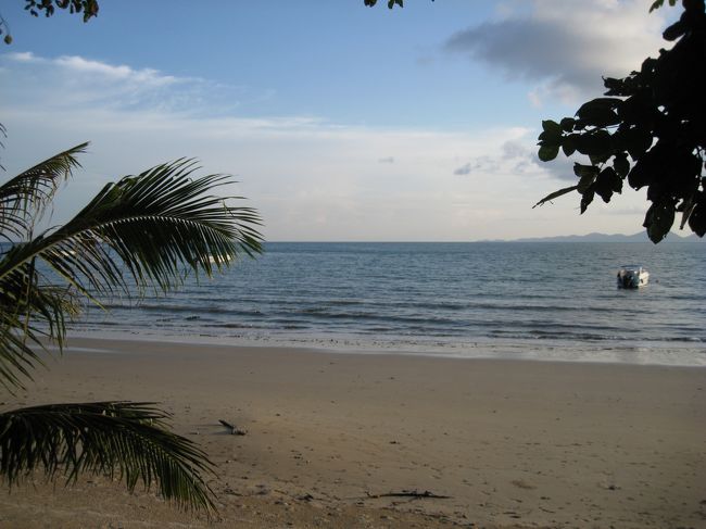 ホテル前の道を横断したところビーチ。<br />雨季で波が高くとてもじゃないが泳げない。<br />ホテル側がその日の天候によりビーチ入口に赤、黄色、緑色の旗を<br />立てるので遊泳可かどうか判断できる。滞在中は残念ながら黄、赤と<br />遊泳不可続き。