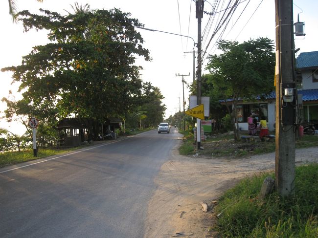 ホテル前の道。交通量は多くないですが、大型トラックが<br />時々結構なスピードで通るのでご注意を。