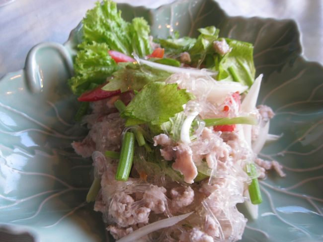 ホテルから徒歩15分くらいのところにあるBEACH CLUB HOUSEで夕食。<br />写真はヤムウンセン。美味しかった！<br /><br />夕陽がキレイに見えて雰囲気もいい。