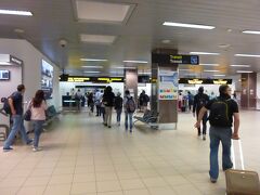 午前0時頃、ブカレストのアンリ・コアンダ国際空港（通称・オトペニ空港）に到着。
シェンゲン圏外なので入国審査がありましたが、スタンプは圏内の国と同じデザインでした。