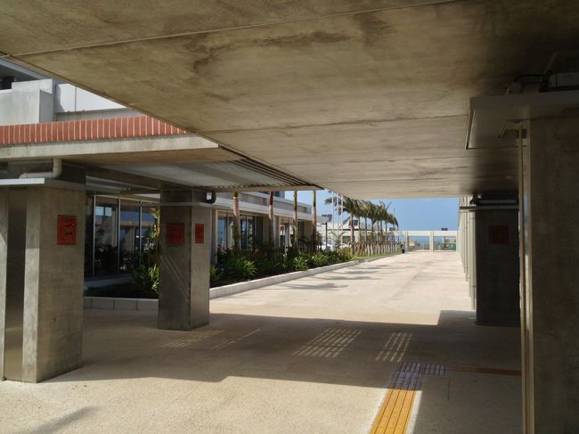 ターミナルビルを出たところ<br /><br />ここも広々で新しい