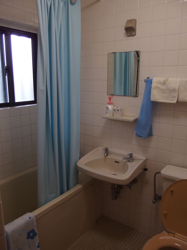 ダイビングショップのお迎えがありましたので<br />ショップに直行、明日の準備などして宿泊先のゆうなやさんへ<br />今回はバストイレ付のお部屋です