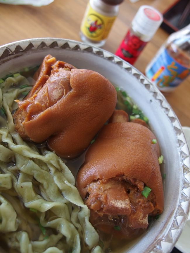 私はこの麺を選択<br /><br />海藻を練りこんだ平麺です。<br /><br />スープもおいしくって大満足