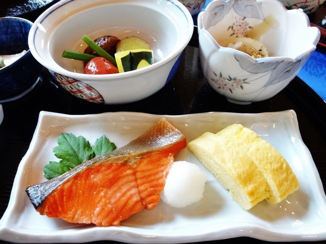 ほっくり鮭に、ふっかふか卵焼き、<br />いつもはこんなに頂かないんですが、