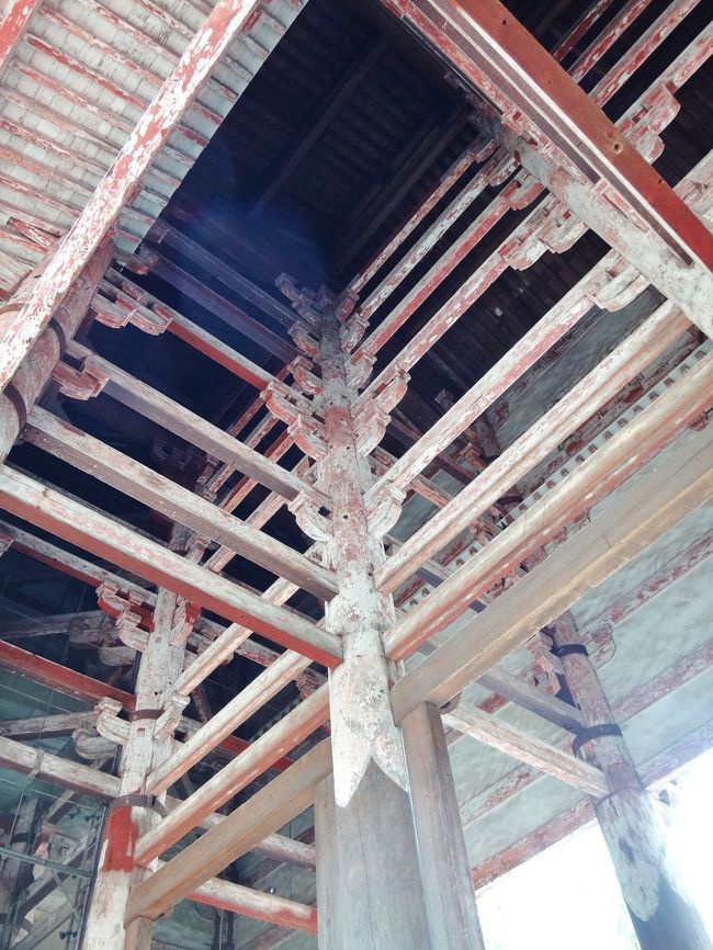 この後奈良時代に入り、聖武天皇の発願により<br />天下泰平・万民豊楽を祈願する道場として創建され、<br />大仏開眼供養は、752年になされていますね。