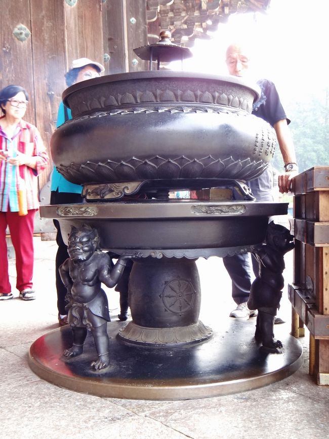 正殿の前に大香炉