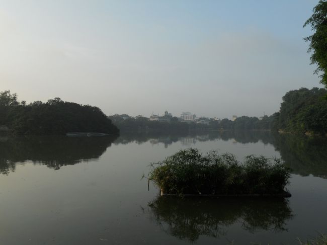 ハノイに到着して翌日朝。<br />ホアンキエム湖。<br />