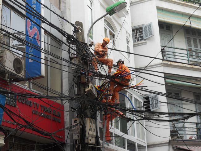電線の乱雑さに驚きましたが、電柱で数人上って作業している姿にも驚きです。