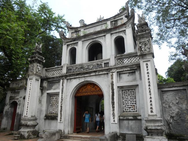 文廟です。<br />ここまで歩きました。<br />貧乏性が祟りました。<br />タクシーで移動しても宿からたかだか≒300円です。<br />帰りにわかりました。<br />この暑さ、ケチるものではありません。