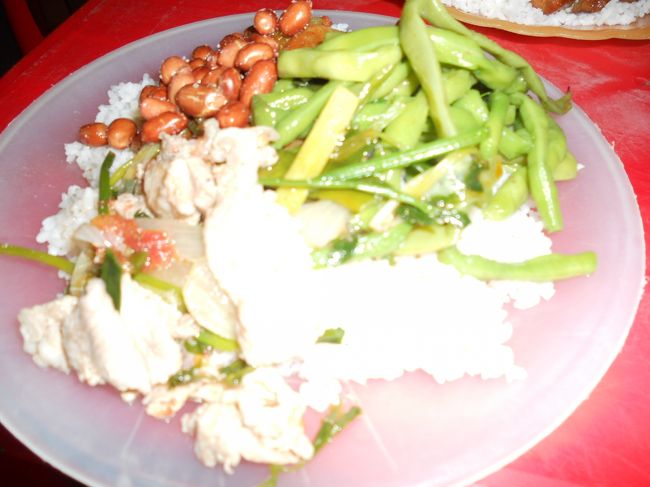 街中に戻り、露天にて昼飯です。<br />東南アジアにてよくある、ごはんに好きなおかずを頼んで乗せるやつです。<br />昔はまったくもって問題なかったですが、歳取るとなかなか食欲がわきません。<br />でも８割がたたいらげました。<br />