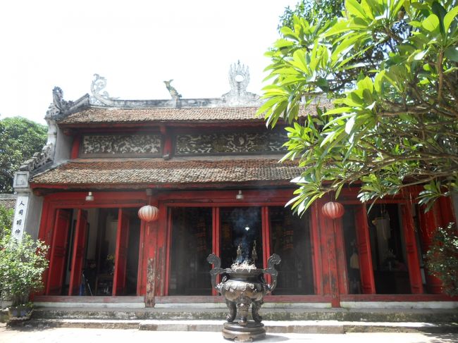 飯食った後には散歩がてら、ホアンキエム湖にある玉山祠です。