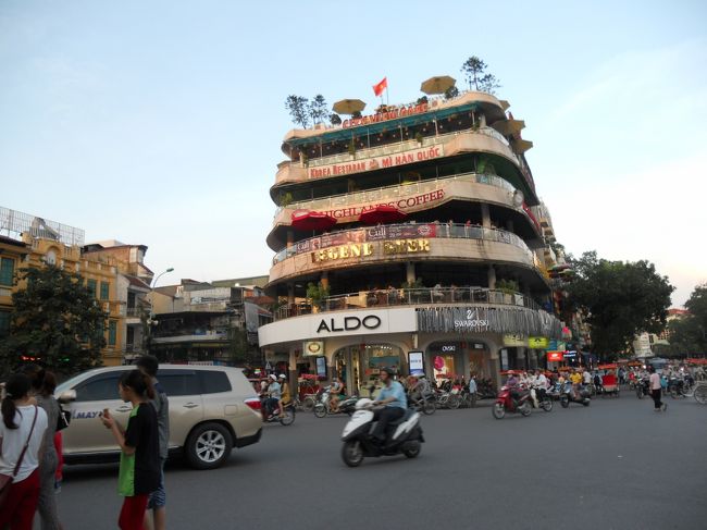 よくテレビで見るホアンキエム湖前のビル？です。<br />最上階でコーヒーではなく、ビール飲んでまったりしました。<br />ただ、１階でまじまじ建物見ると4、ひび割れが結構あって、<br />いつまで建って居られるのだろうかととしみじみ感じました。