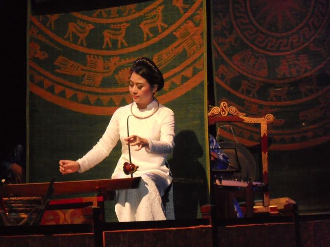 昼の暑さを避け、夜に水上人形劇に出かけました。