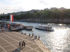 セーヌ河
‐Seine-1991年世界遺産登録

このセーヌ川とここイエナ橋からサンルイ島にある
シュリー橋にかけて一帯の建物が、
世界遺産に登録されているエリア。

セーヌ川では客船が行き来してて、
日が差して綺麗な景色。

乗船場の旗が３つ揃って、
フランス国旗になってる。