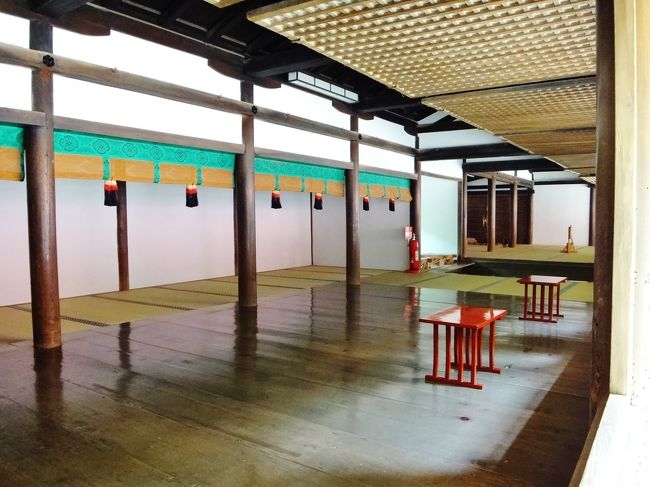 御本殿前に奉納神楽の舞台