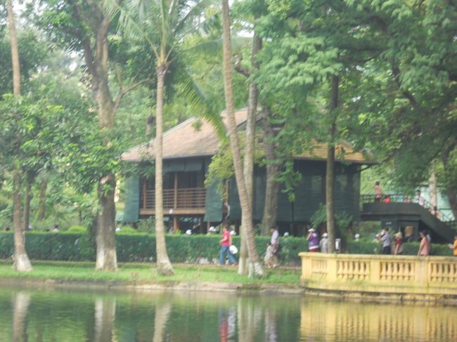 ホーチミンさんが暮らしていた質素な家です。