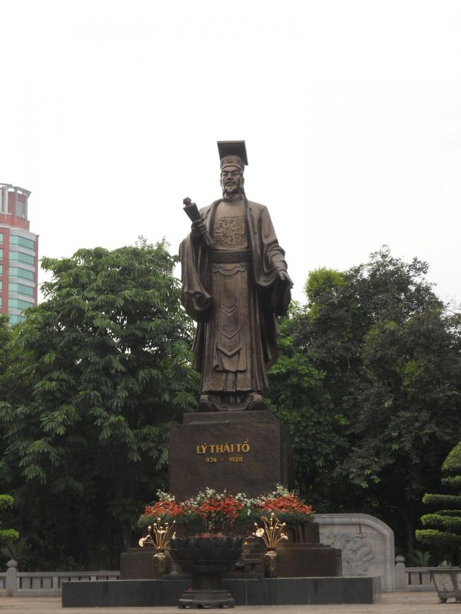 湖のほとりを歩いていたら銅像発見。<br />ただ誰だかわかりません。