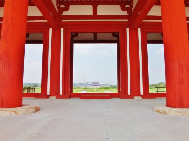 『朱雀門』越しに遠くを見やると、