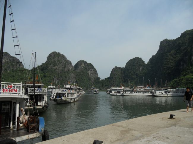 クルーズ中あほみたいに暑く、ぐったりしていましたが、<br />船着き場に到着。<br />なんで？<br /><br />そうそう、鍾乳洞に到着です。<br />これで涼が得られる？