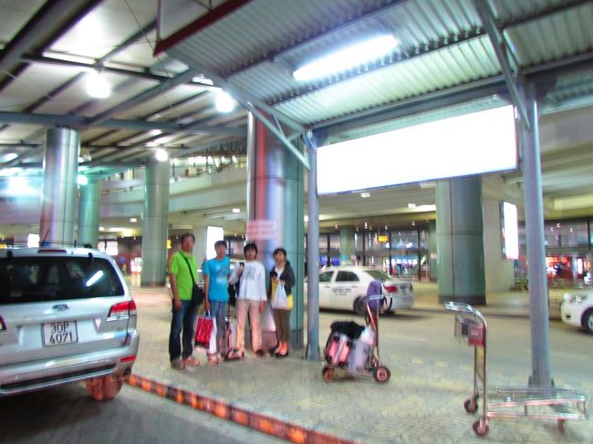 車を乗る前に現地のガイドさんが、お写真を撮りますよとのことでパチリ〜!<br /><br />ホテルに直行します♪