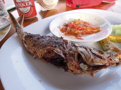 今日の夕食は、ラブアンバジョ市街の「マタハリ」で。
イカンゴレン（揚げ魚）美味しかったです。