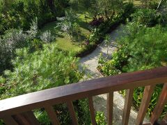 ホテルに戻って、一休み。
プーリーサリビーチホテルのベランダからの眺め