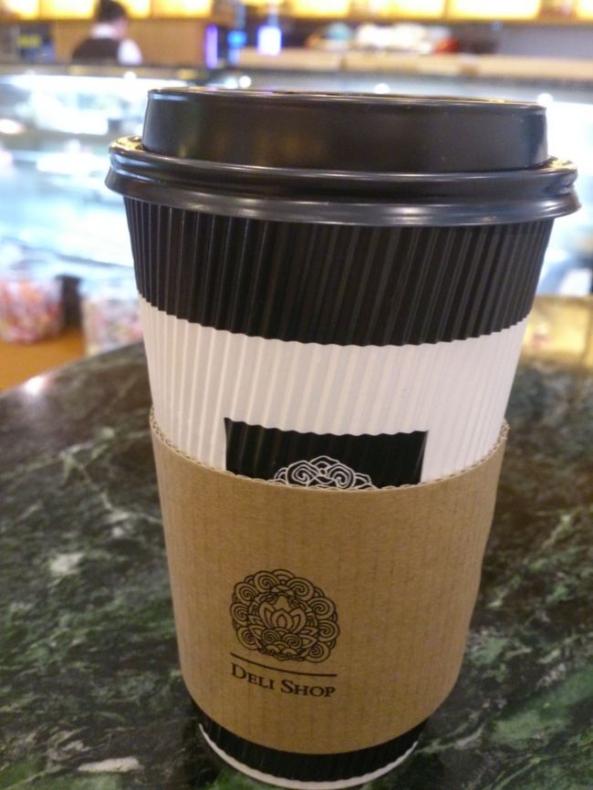 ホテルのロビー横にあったデリでコーヒーを調達して<br /><br />部屋に戻ろうとしたら<br />コーヒーいっぱいが約９００円でちょっとびっくり