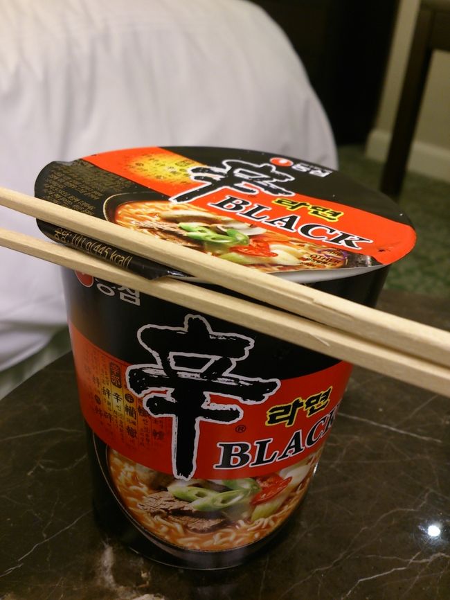 食べに行きたかったお店も行けなくなってしまい<br /><br />しかたなくホテルに戻りカップラーメン・・・