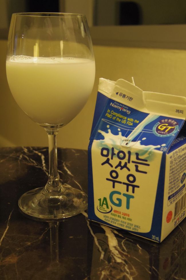 ホテルでしかやらない<br /><br />こう言うことしてみたくなる<br /><br />ワイングラスで牛乳(￣∇￣*)ゞ