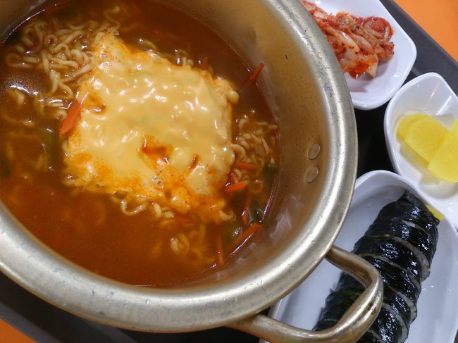 ２人で冷麺とキンパとチーズラーメンで<br /><br />韓国料理の〆です
