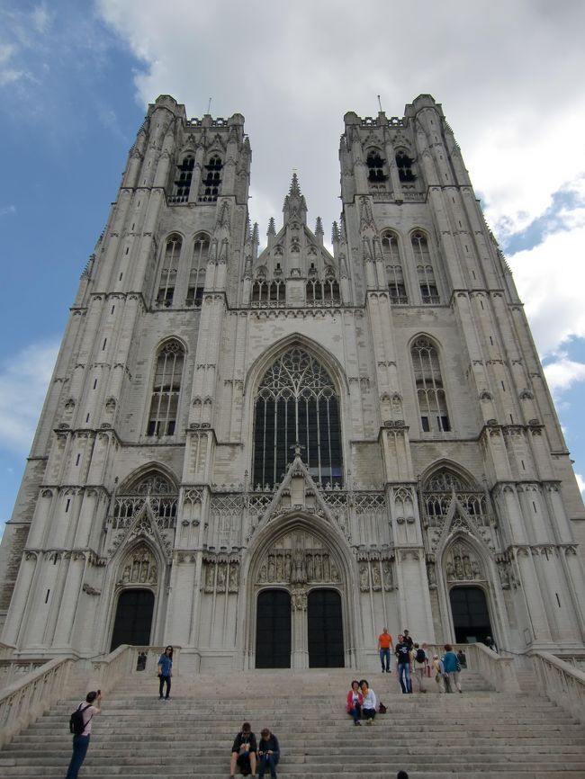 ホテルにチェックイン後、早速ブリュッセル市内観光開始！<br /><br />まずは、サン・ミッシェル大聖堂。<br />思っていた以上に大きい建物に驚き。