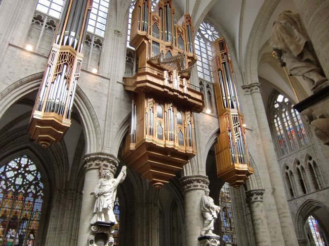 大きなパイプオルガン。<br /><br />大音量で教会内に響き渡る音色。<br /><br />不思議なことに、全くうるさく感じることなく、胸に沁みこみます。<br /><br />観光開始からいきなり感動・・・。